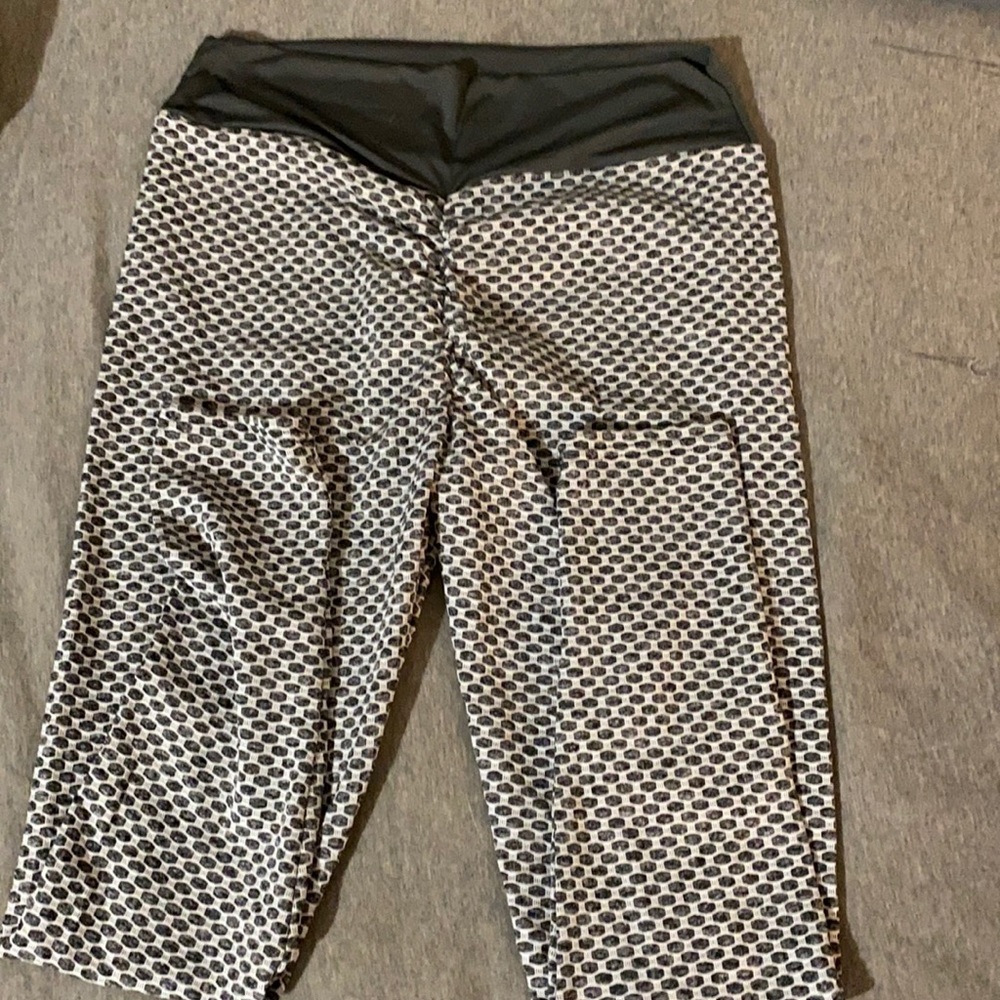 TikTok leggings size: medium one black and one grey butt lifting high waisted